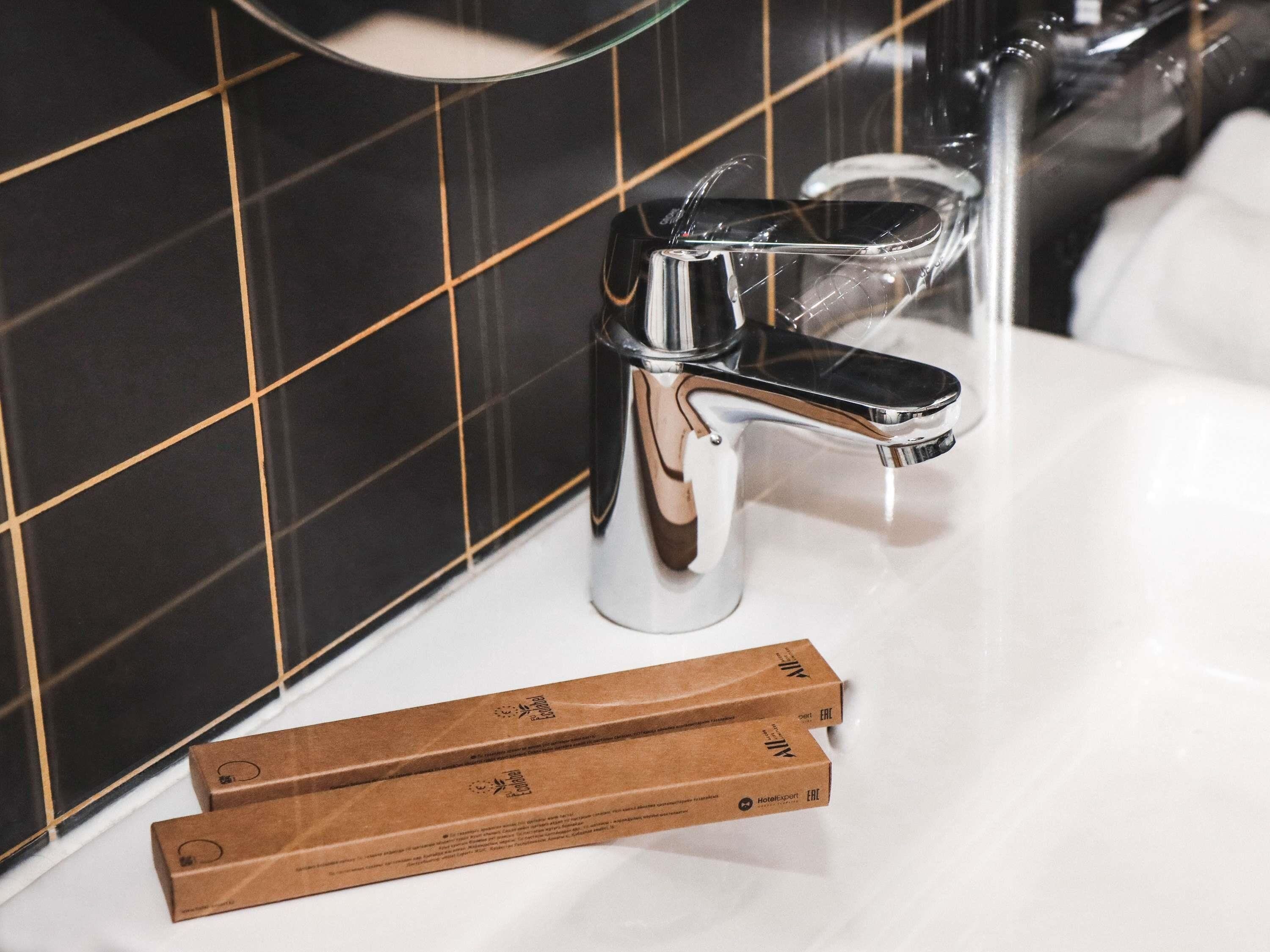 Minibar, caja de seguridad en la habitación y escritorio 