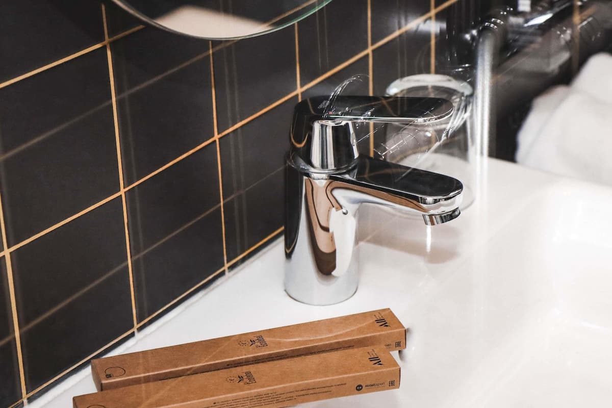 Minibar, caja de seguridad en la habitación y escritorio