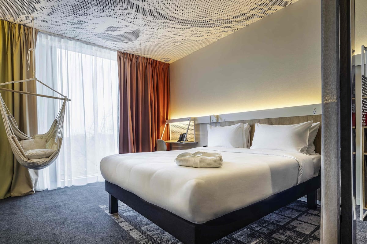 Minibar, coffres-forts dans les chambres, bureau