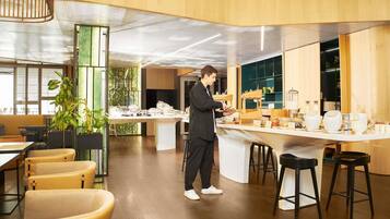 Sarapan prasmanan setiap hari (KZT 9000 per orang)