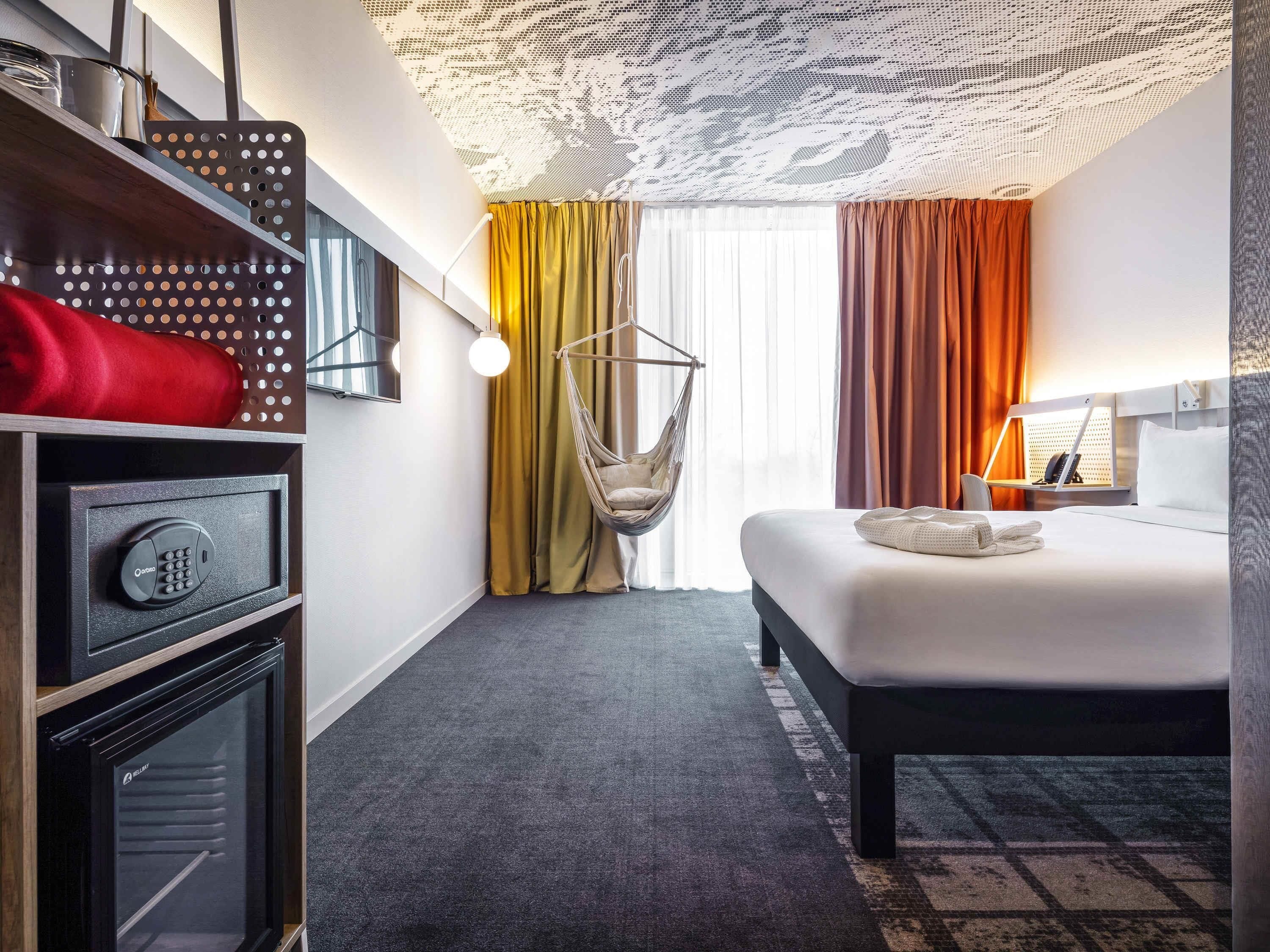 Premium Room, 1 Double Bed | Minibar, in-room safe, desk, laptop workspace