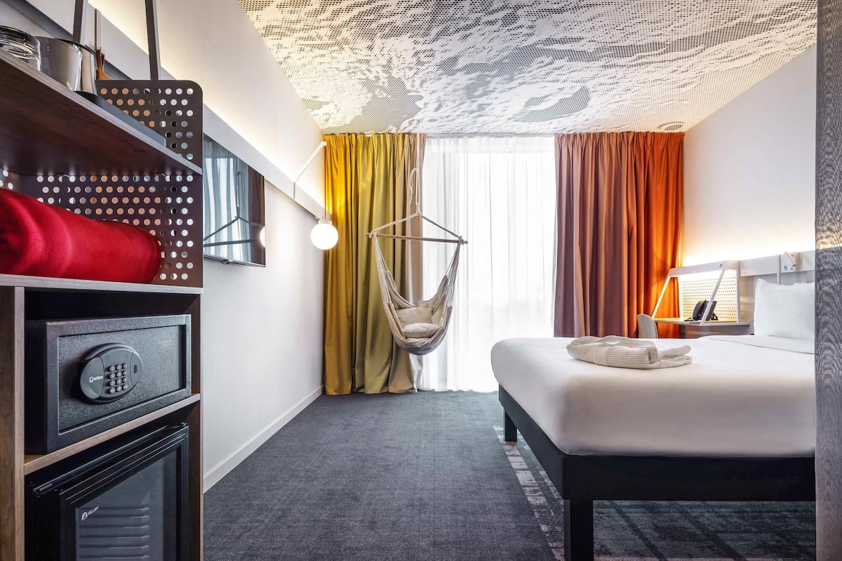 Premium Room, 1 Double Bed | Minibar, in-room safe, desk, laptop workspace