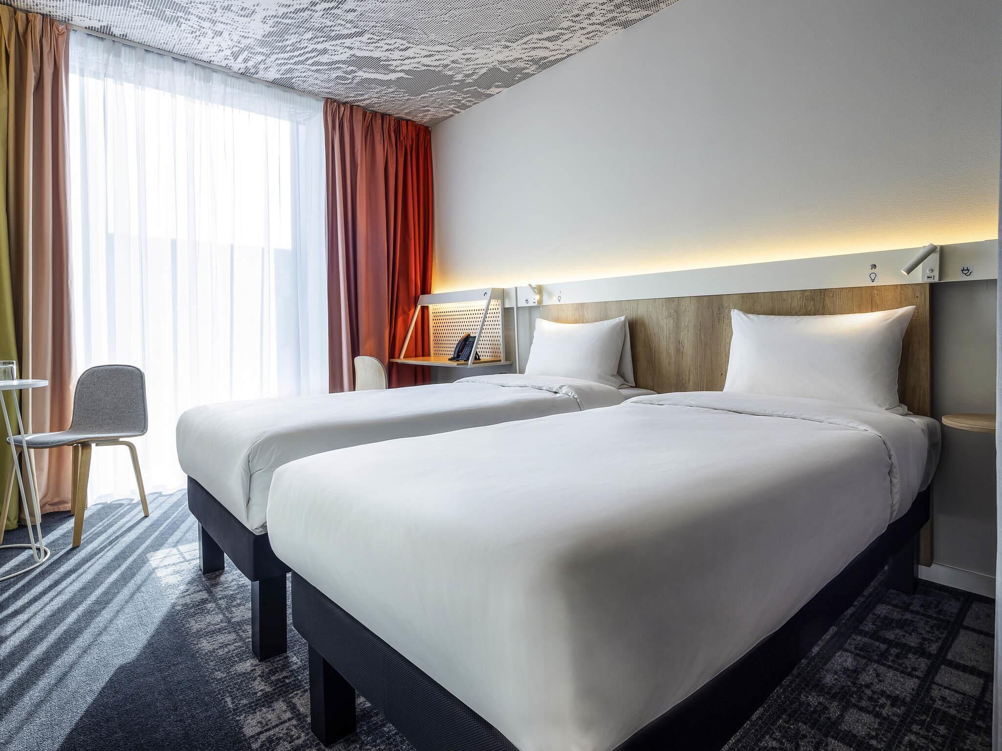 Standard Room, 2 Twin Beds | Minibar, in-room safe, desk, laptop workspace