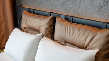 Uma cama com cabeceira em frente a uma parede com textura.