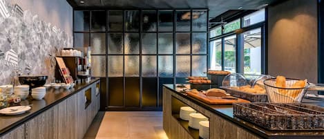 Tägliches Frühstücksbuffet (17 EUR pro Person)