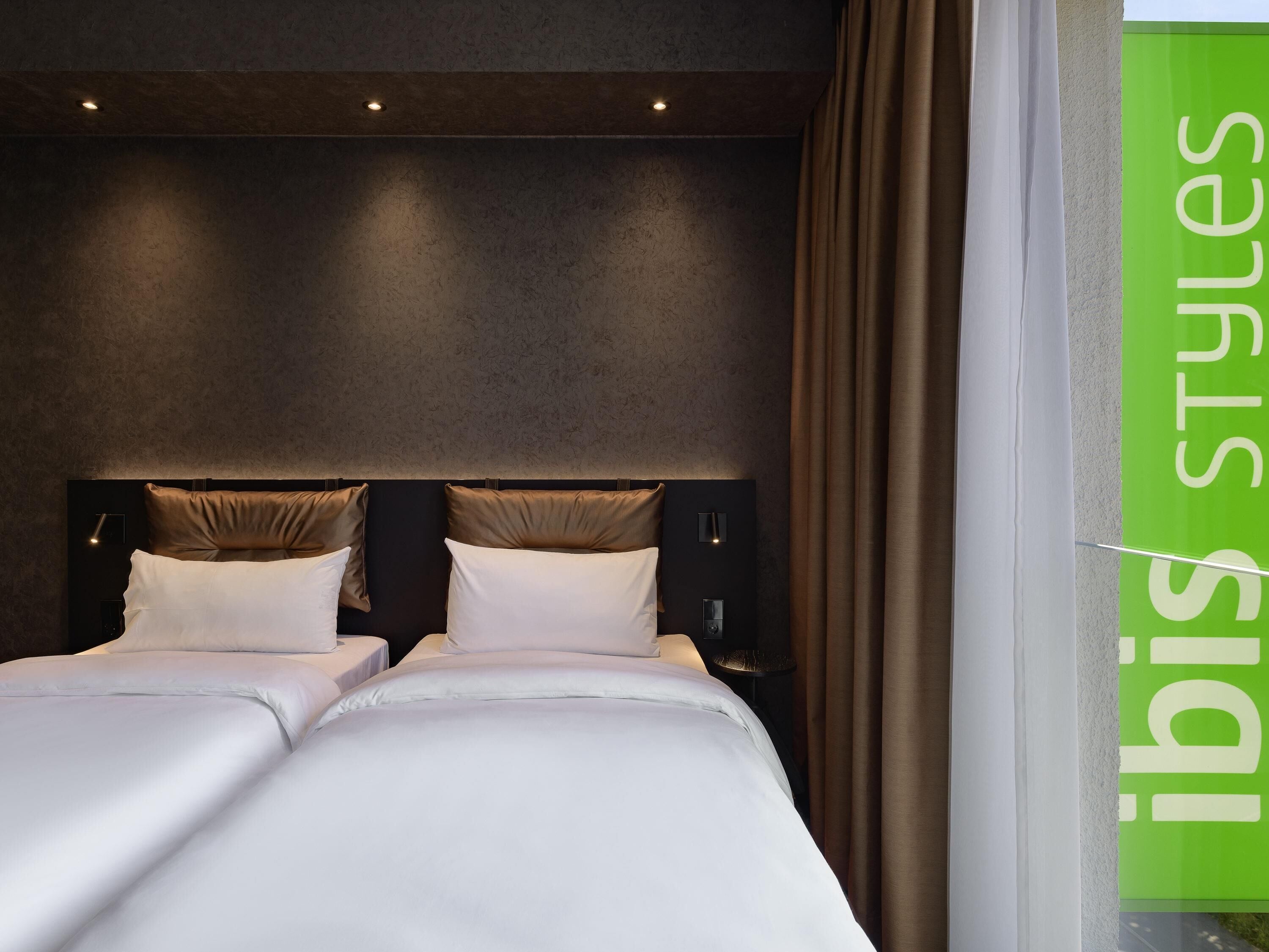 comfort twin room, 2 single beds | in-room safe, desk, laptop workspace, soundproofing