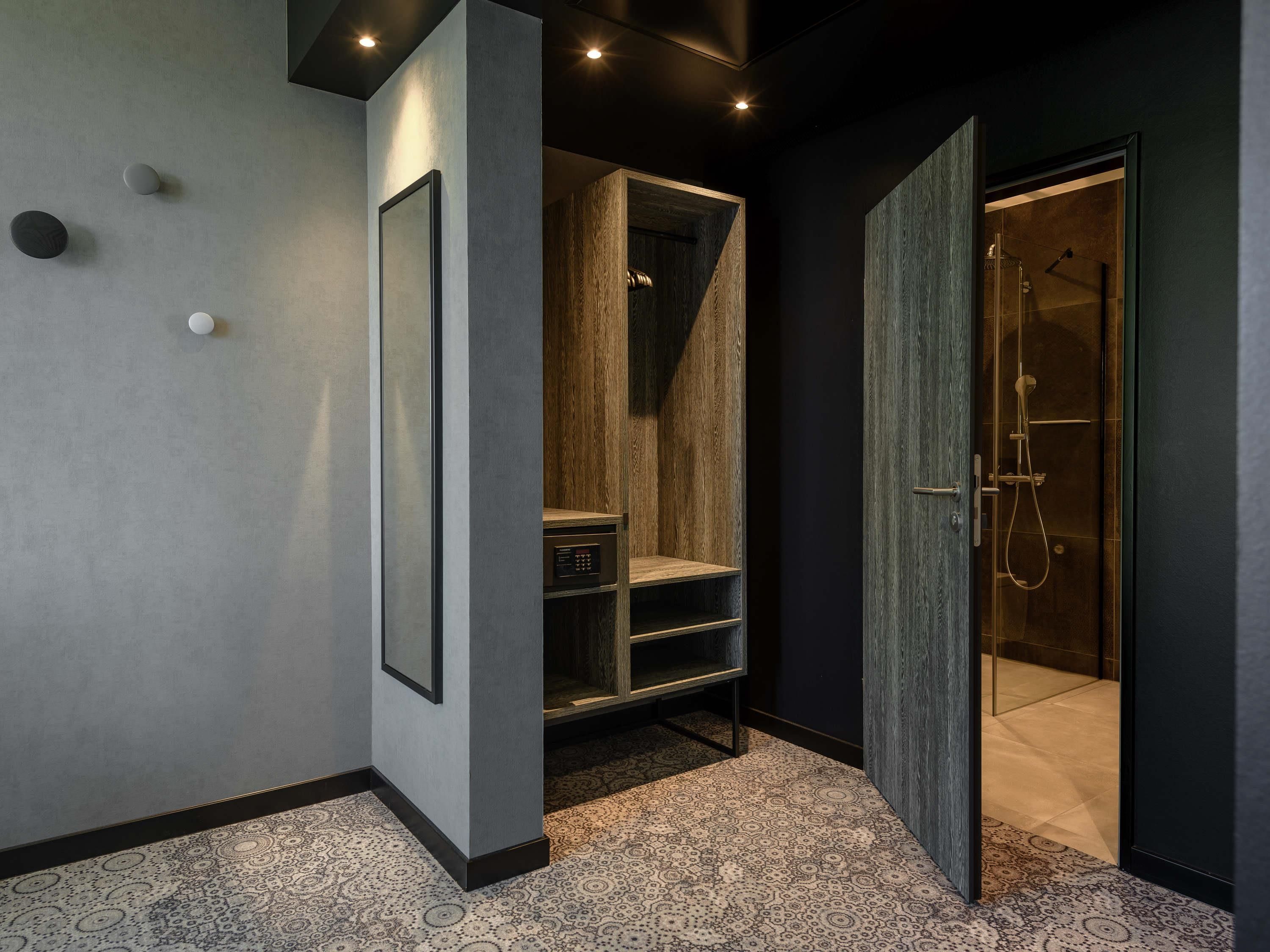Un baño moderno con ducha, tocador y espejo.
