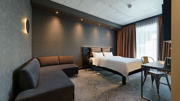 Familienzimmer, 1Â Doppelbett und Schlafsofa | Zimmersafe, Schreibtisch, laptopgeeigneter Arbeitsplatz