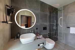 Douche, articles de toilette écologiques, serviettes fournies