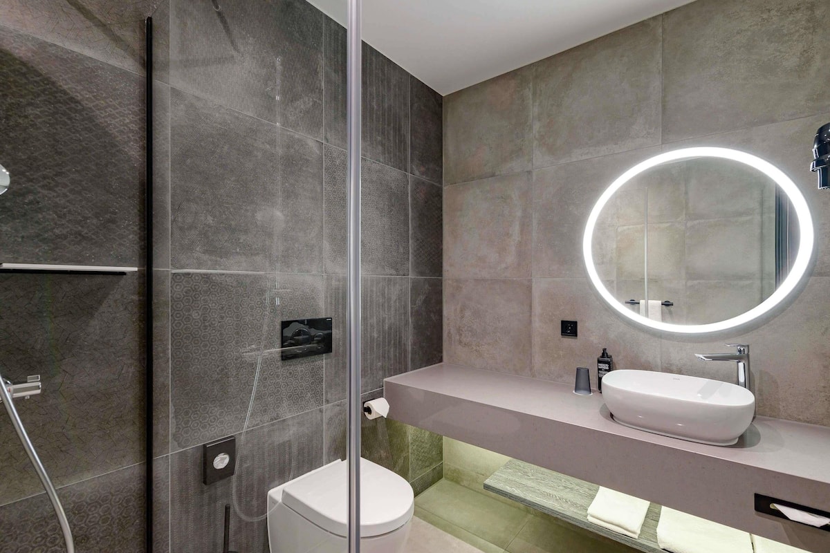 In-room safe, desk, laptop workspace, soundproofing