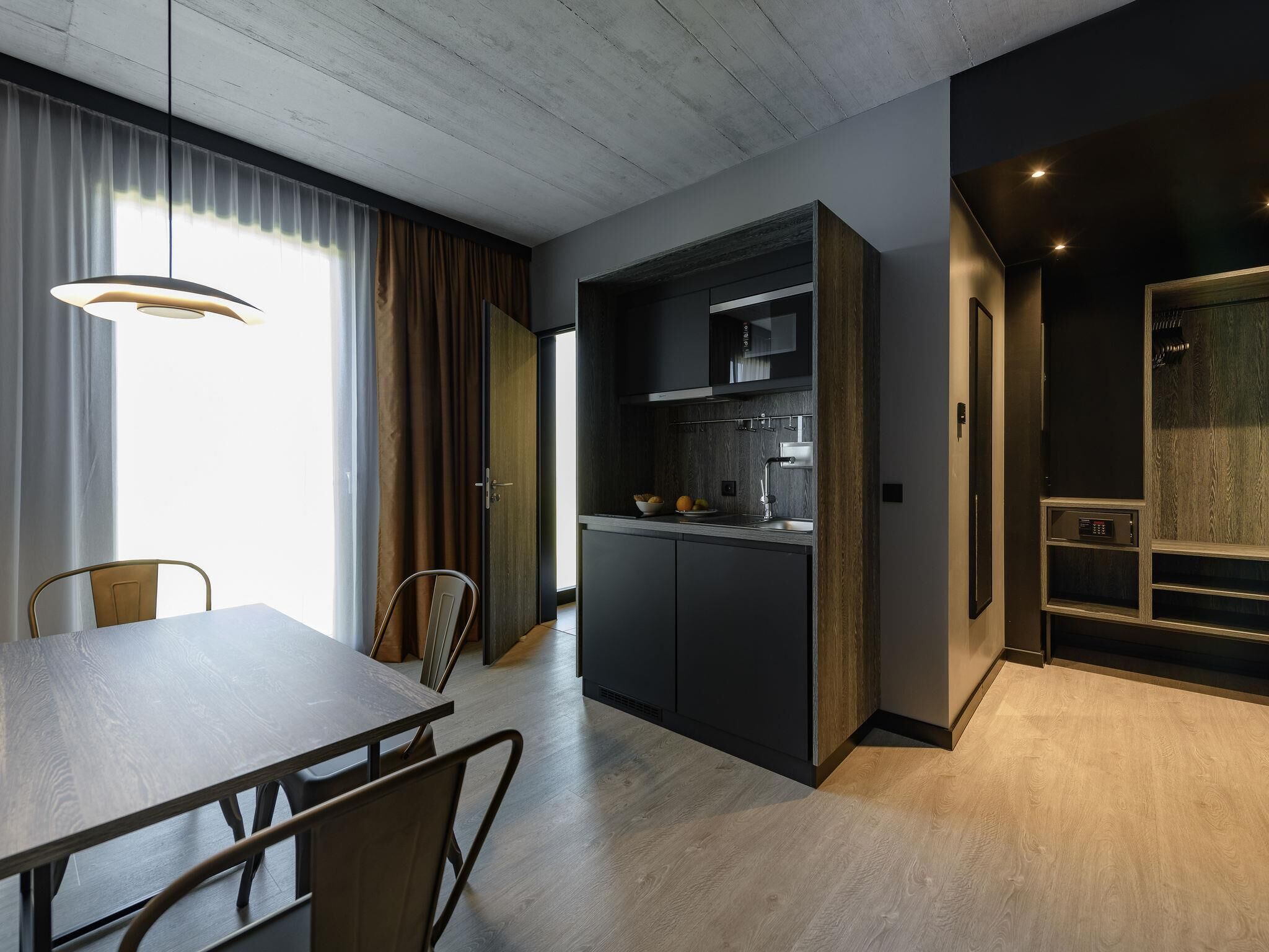 Habitación Confort, 1 cama doble con sofá cama, cocina básica | Caja fuerte, escritorio, espacio para trabajar con un portátil
