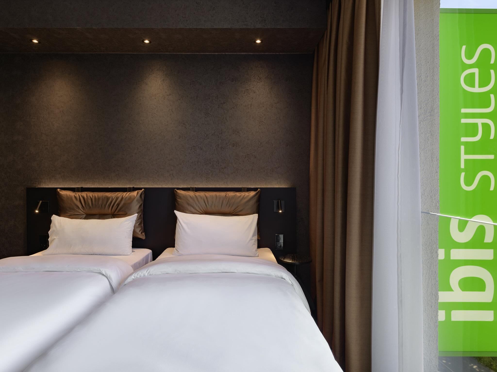 Comfort Twin Room, 2 Twin Beds | In-room safe, desk, laptop workspace, soundproofing