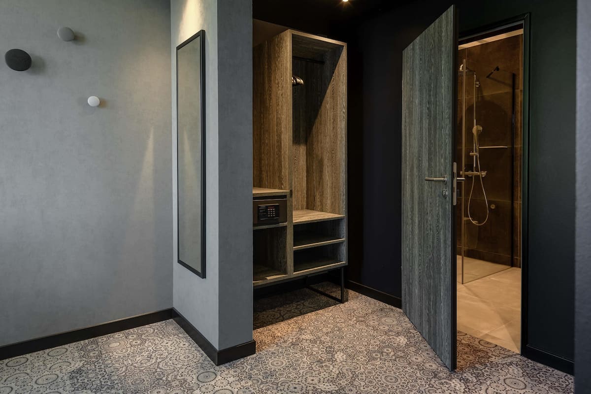 In-room safe, desk, laptop workspace, soundproofing