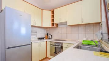 Appartement (A2) | Cuisine privée | Bouilloire électrique, tables à manger