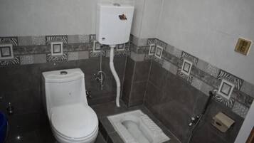 Quarto casal ou duplo luxo | Banheiro | Chuveiro, produtos de toalete grátis, toalhas de banho