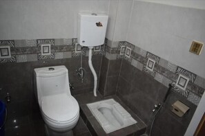 Deluxe Double or Twin Room | Bathroom | Shower, free toiletries, towels