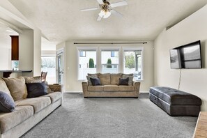 Smart TV, caminetto, tavolo da calcetto