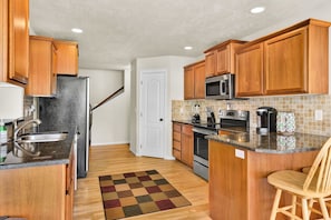 Frigorifero, microonde, forno, piano cottura