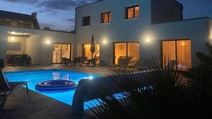 A modern two-story house with a swimming pool, outdoor seating, and a well-lit patio area. - La Roskoker - Villa 4 chambres et piscine privée proche plage - Roscoff (Roscoff)