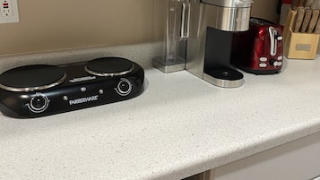 Mikrobølgeovn, hurtigmikser, kaffekvern og papirhåndklær