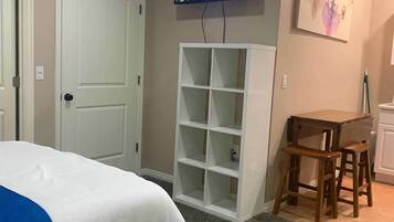 1 habitación, tabla de planchar con plancha, wifi gratis y ropa de cama