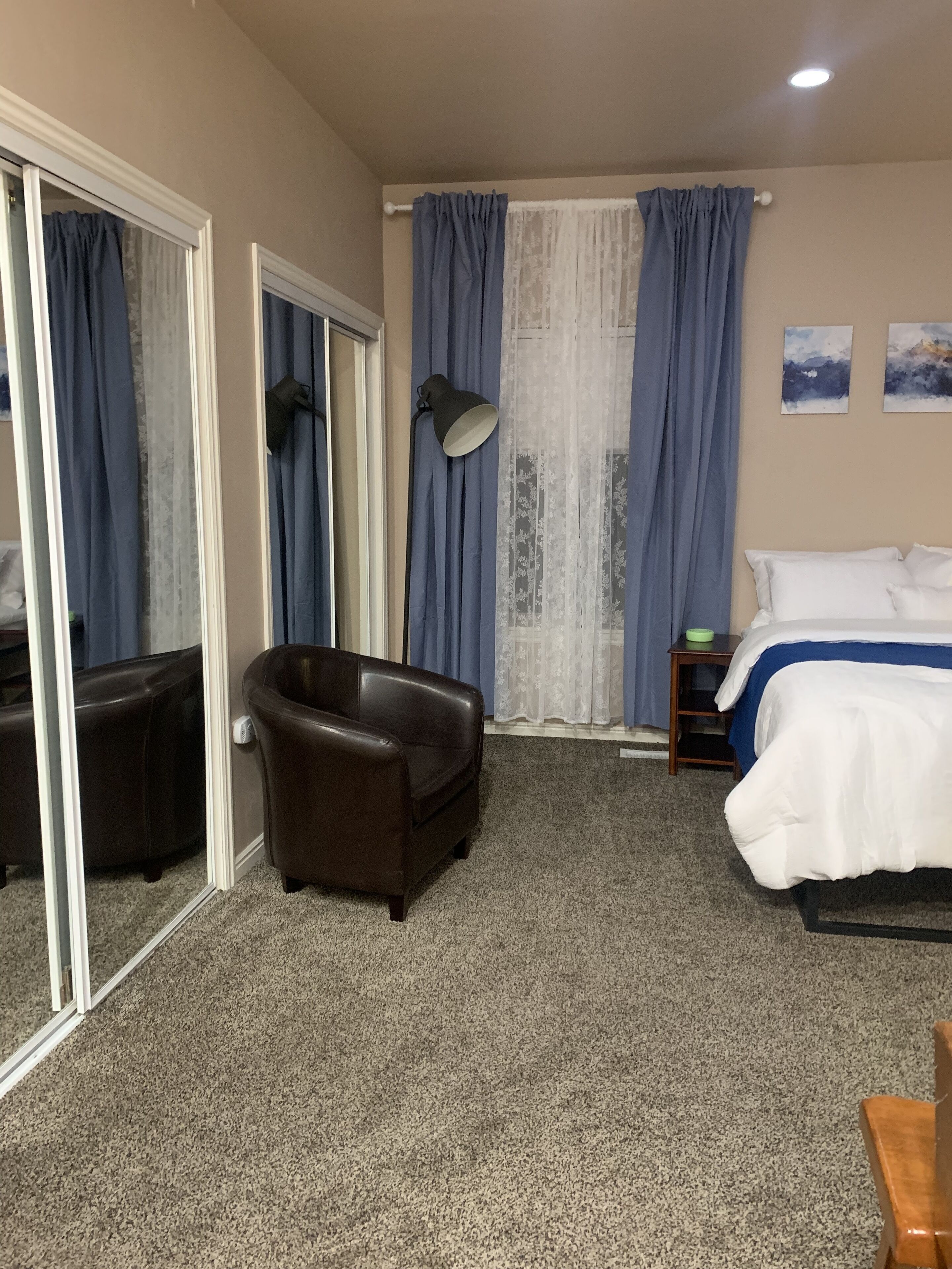 1 habitación, tabla de planchar con plancha, wifi gratis y ropa de cama 