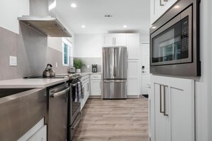 Frigorifero, microonde, forno, piano cottura