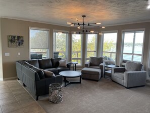 Smart-TV, peis, bøker og musikkbibliotek