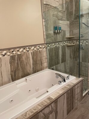 Combined shower/bathtub, jetted bath, hair dryer, towels