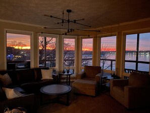 TV connectée, cheminée, livres, médiathèque