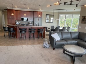 Smart-TV, peis, bøker og musikkbibliotek