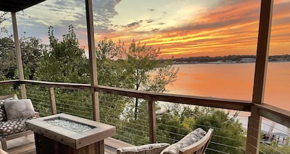 Lakefront Luxury! Spacious corner condo, wrap around deck. 6 BB waterpark passes
