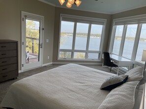 4 bedrooms, desk, iron/ironing board, free WiFi - Lakefront Luxury! Spacious corner condo, wrap around deck. 6 BB waterpark passes (Arnolds Park)