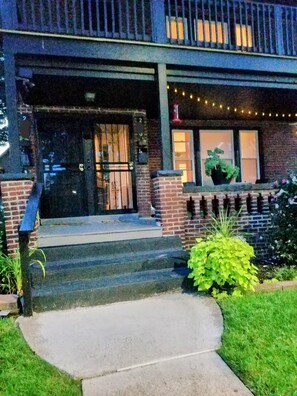 Unclassified image, 5 of 34, button - Lovely near Cleve Clinic/CWRU/UH - in Larchmere w/Porch! (Cleveland)