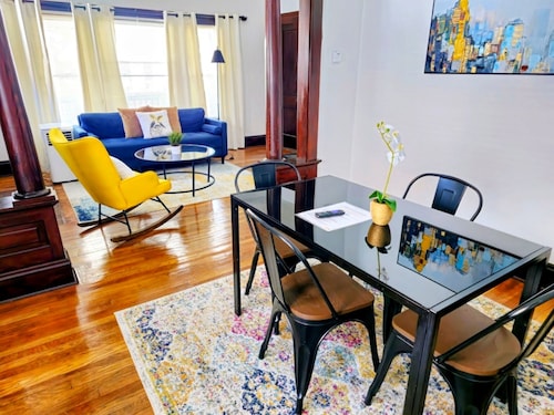 Lovely near Cleve Clinic/CWRU/UH - in Larchmere w/Porch!