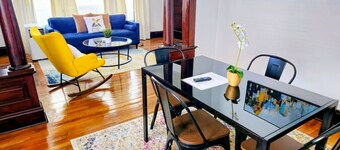 Lovely near Cleve Clinic/CWRU/UH - in Larchmere w/Porch!