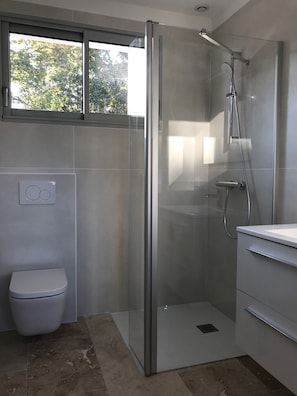 Dusche, Haartrockner, Seife, Toilettenpapier