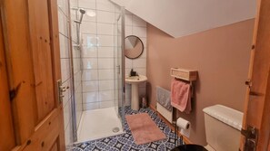 Haartrockner, Handtücher, Seife, Shampoo