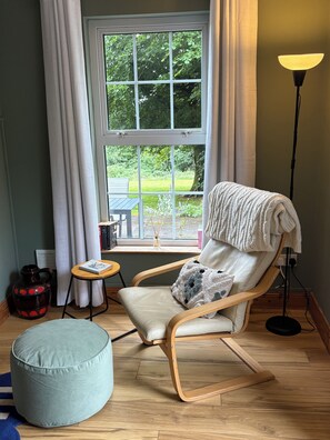 تلفزيون ذكي، مدفأة، كُتُب