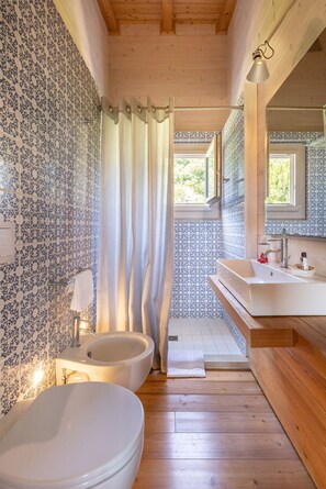 Doccia, asciugacapelli, bidet, asciugamani