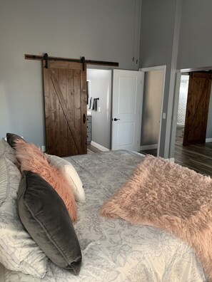 2 habitaciones, tabla de planchar con plancha, wifi y ropa de cama 