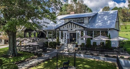 Cabin Escape- 2 Fireplaces, S’mores, Waffle Bar, Spa, Ping Pong, Billiards, EV
