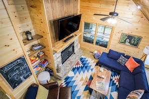 Smart TV, chimenea, videojuegos y reproductor de DVD 