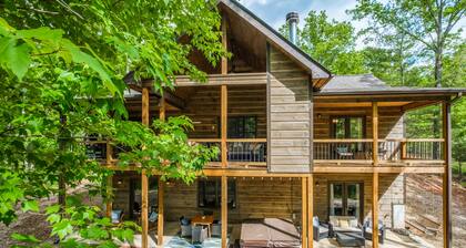 Cabin Escape- 2 Fireplaces, S’mores, Waffle Bar, Spa, Ping Pong, Billiards, EV