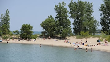 Una playa cerca, sillas reclinables de playa, toallas de playa