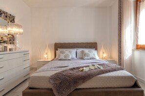 2 makuuhuonetta, työpöytä, silitysrauta/-lauta, ilmainen Wi-Fi