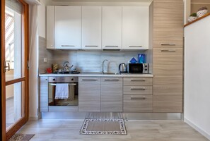 Jääkaappi, mikroaaltouuni, uuni, liesi