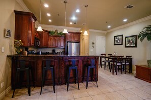Microwave, oven, stovetop, dishwasher - Lovely 2-bedroom unit with a pool & workspace (South Padre Island)
