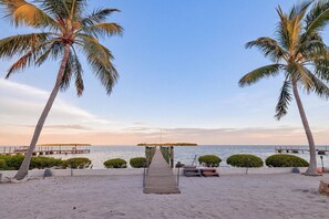 Sun loungers - Oceanfront BEACH HOUSE with DOCKAGE and BOAT LIFT (Key Largo)
