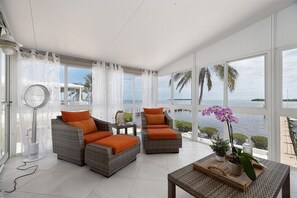 TV - Oceanfront BEACH HOUSE with DOCKAGE and BOAT LIFT (Key Largo)